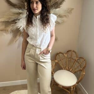 Blouse femme blanche en dentelle coupe ajustée portée de face