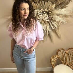 Chemise femme rose oversize manches courtes bouffantes portée de face