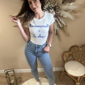 Jean femme coupe mom bleu clair taille haute porté de face