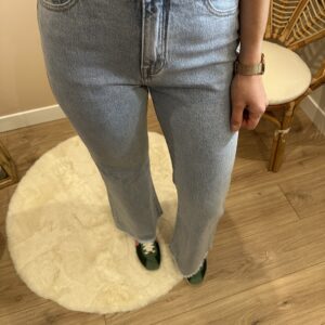 Jean femme bootcut bleu clair taille haute porté de face