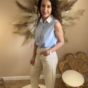 Pantalon femme beige coupe droite élégant porté de face