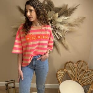 Pull femme oversize à rayures rose et orange porté de profil