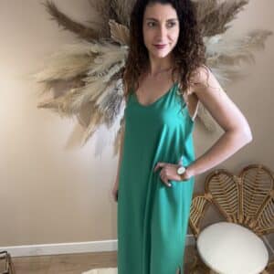 Robe longue verte fluide à fines bretelles avec encolure en V portée de face