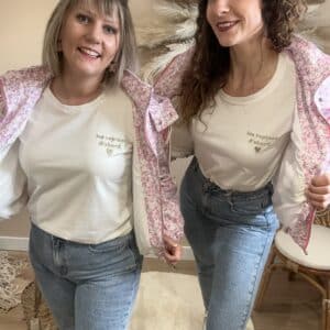 T-shirt femme blanc avec inscription dorée « les copines d’abord » porté de face